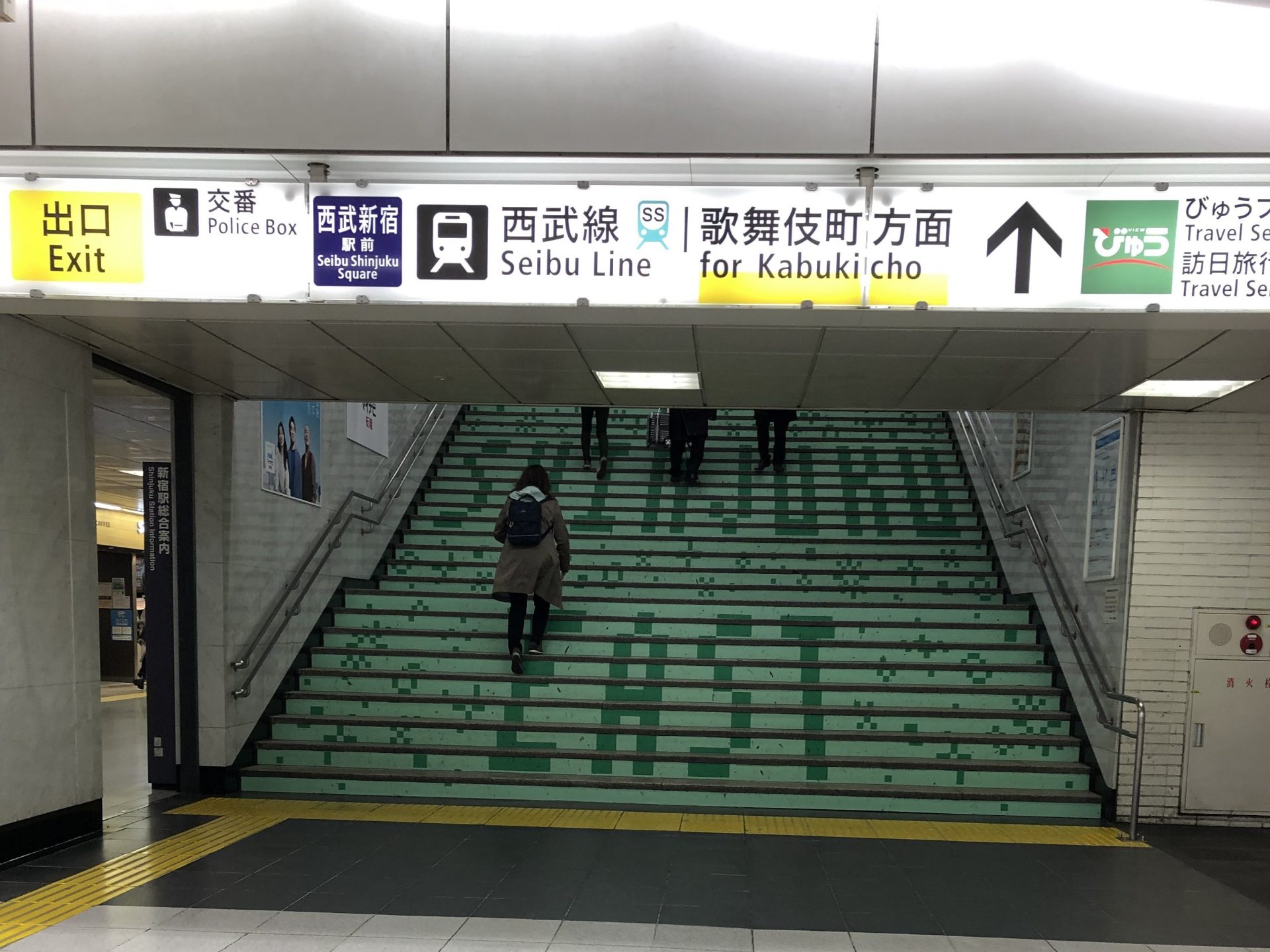 ビジネスエアポート新宿三丁目 JR東口改札より歌舞伎町方面の階段で地上へ出る