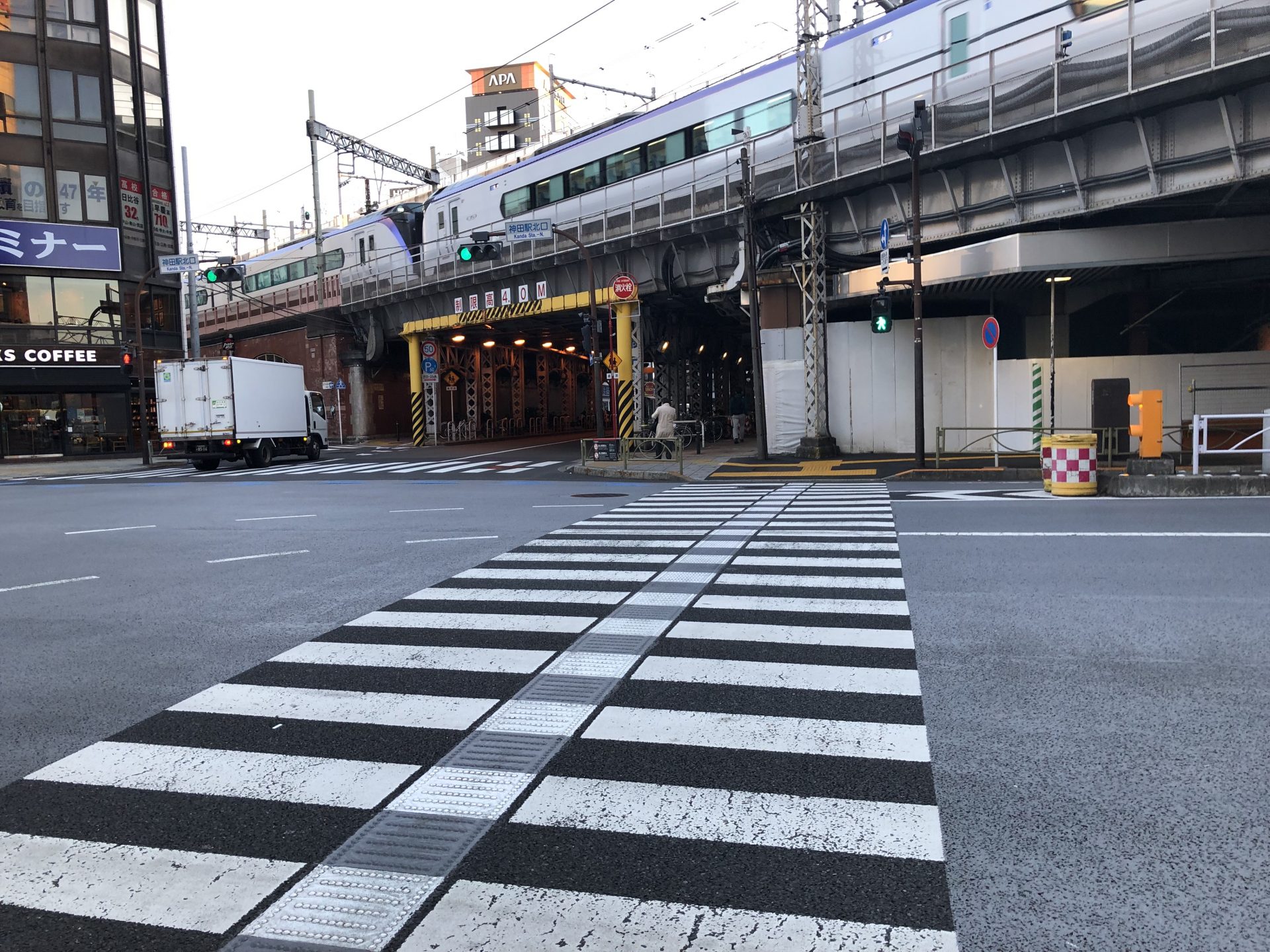 ビジネスエアポート神田 「神田駅北口」の交差点の横断歩道をJR側に渡る
