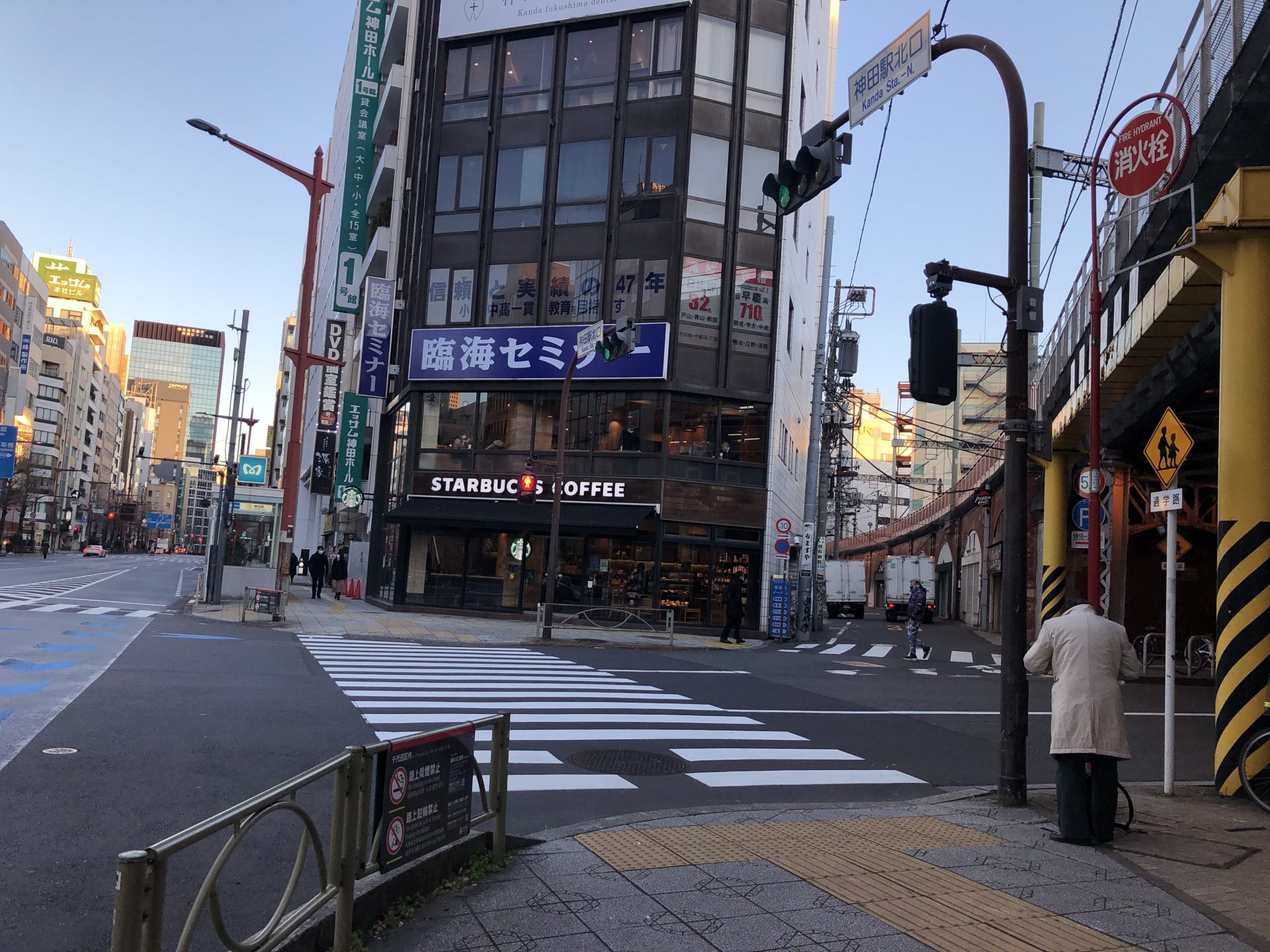 ビジネスエアポート神田 JRに沿って横断歩道を渡り、中央通り沿いを50mほど直進