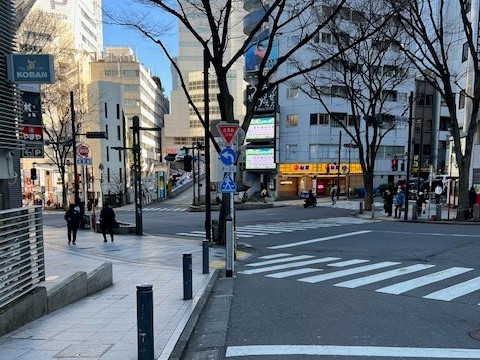 ビジネスエアポート渋谷南平台 さらに道なりに進み、「道玄坂上交番前」交差点の横断歩道を渡り、そのまま直進