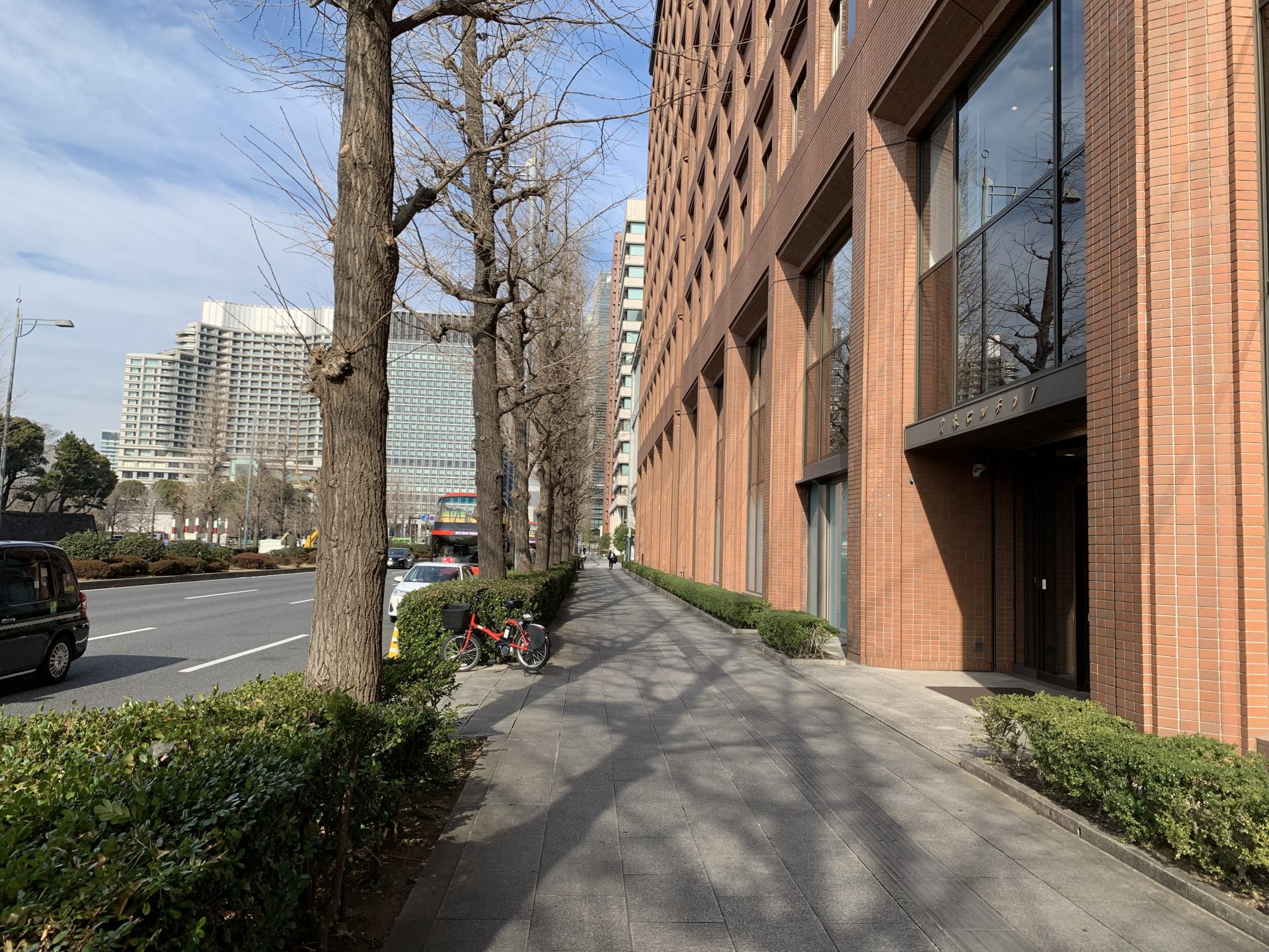 ビジネスエアポート丸の内 右手に見えるレンガ造りの建物「岸本ビルヂング」の入口より入館