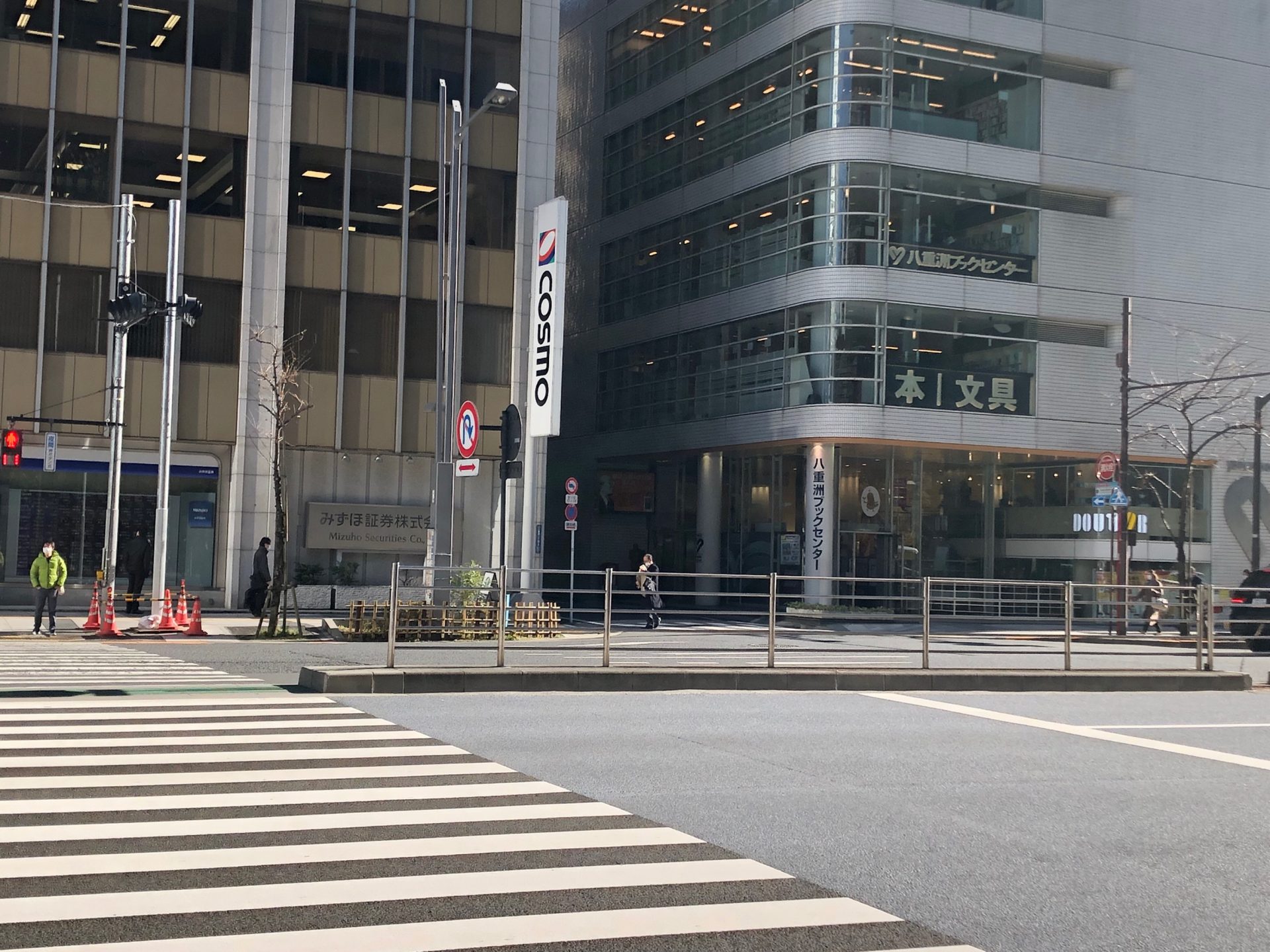 ビジネスエアポート京橋 1つ目の横断歩道を渡り、八重洲ブックセンターの手前の路地を道なりに直進