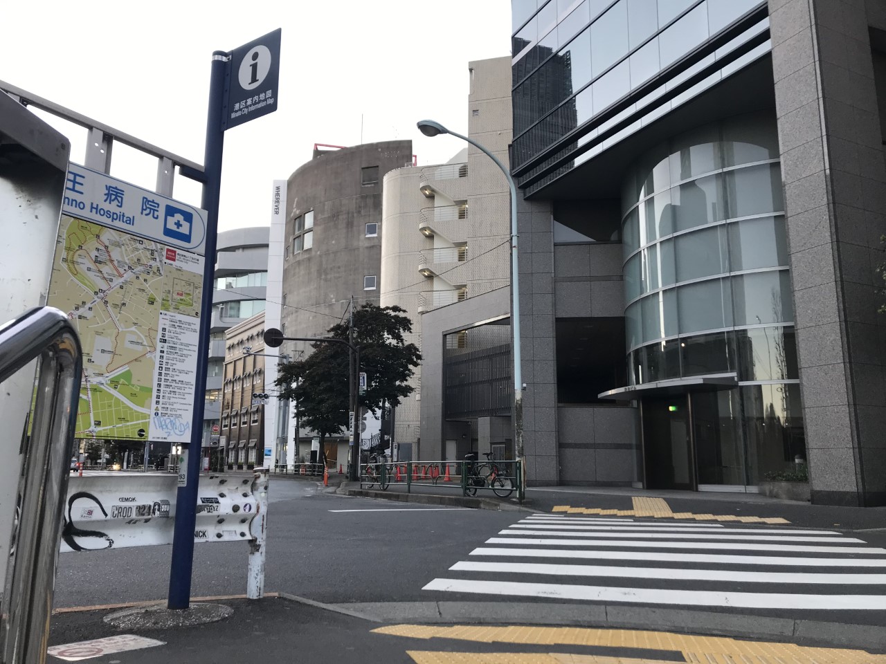 ビジネスエアポート六本木 3番出口を出て横断歩道を渡り、道なりに直進