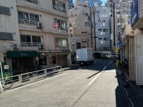 ビジネスエアポート渋谷南平台 南口より出て、左手の坂を下り突き当りを右手に進む