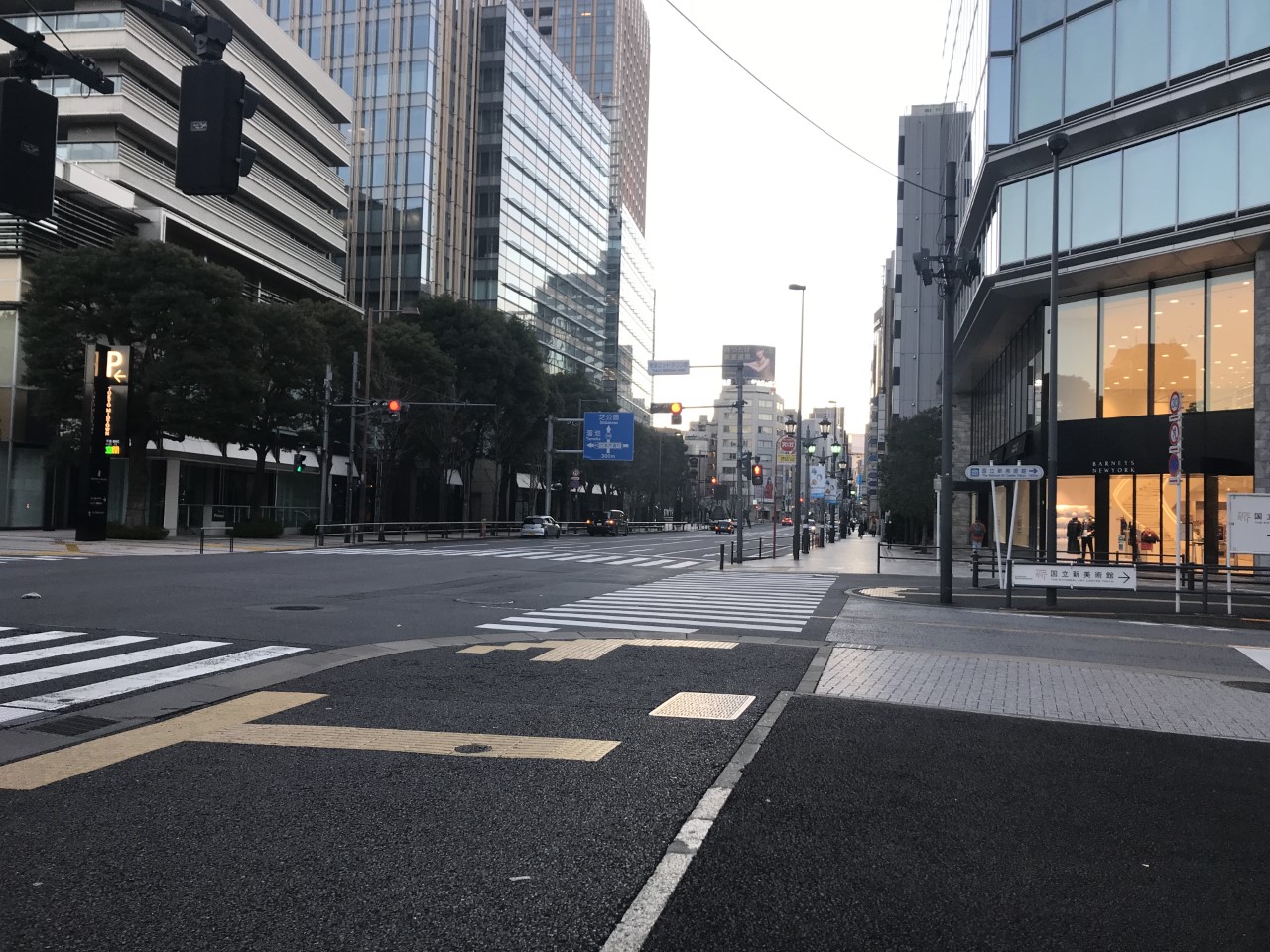 ビジネスエアポート六本木 250mほど直進し「東京ミッドタウン西」交差点の横断歩道を渡る