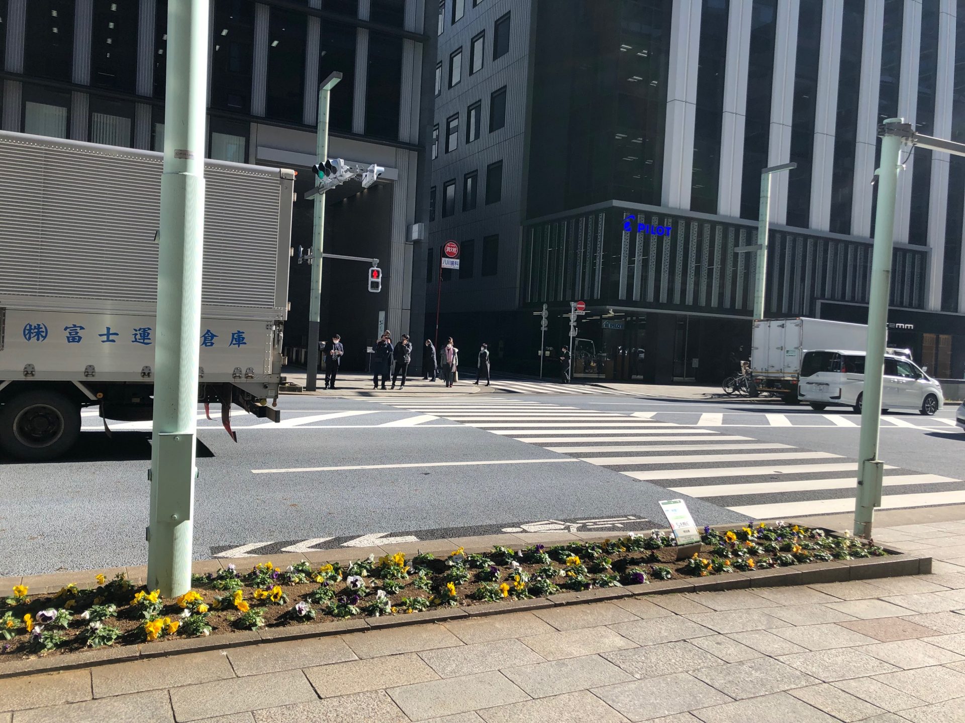 ビジネスエアポート京橋 中央通りを右折し、横断歩道を渡る