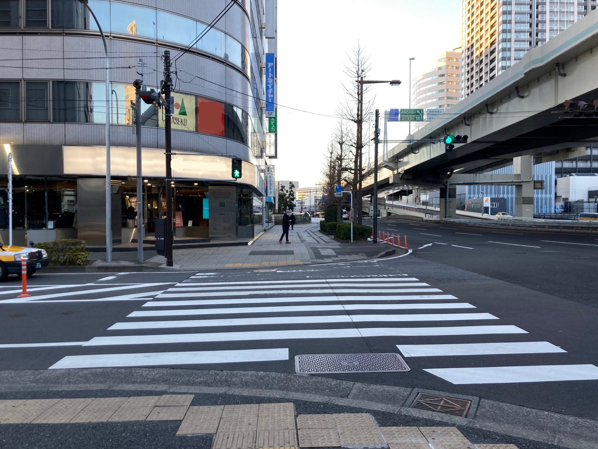 ビジネスエアポート横浜 信号を渡り首都高速道路沿いを直進