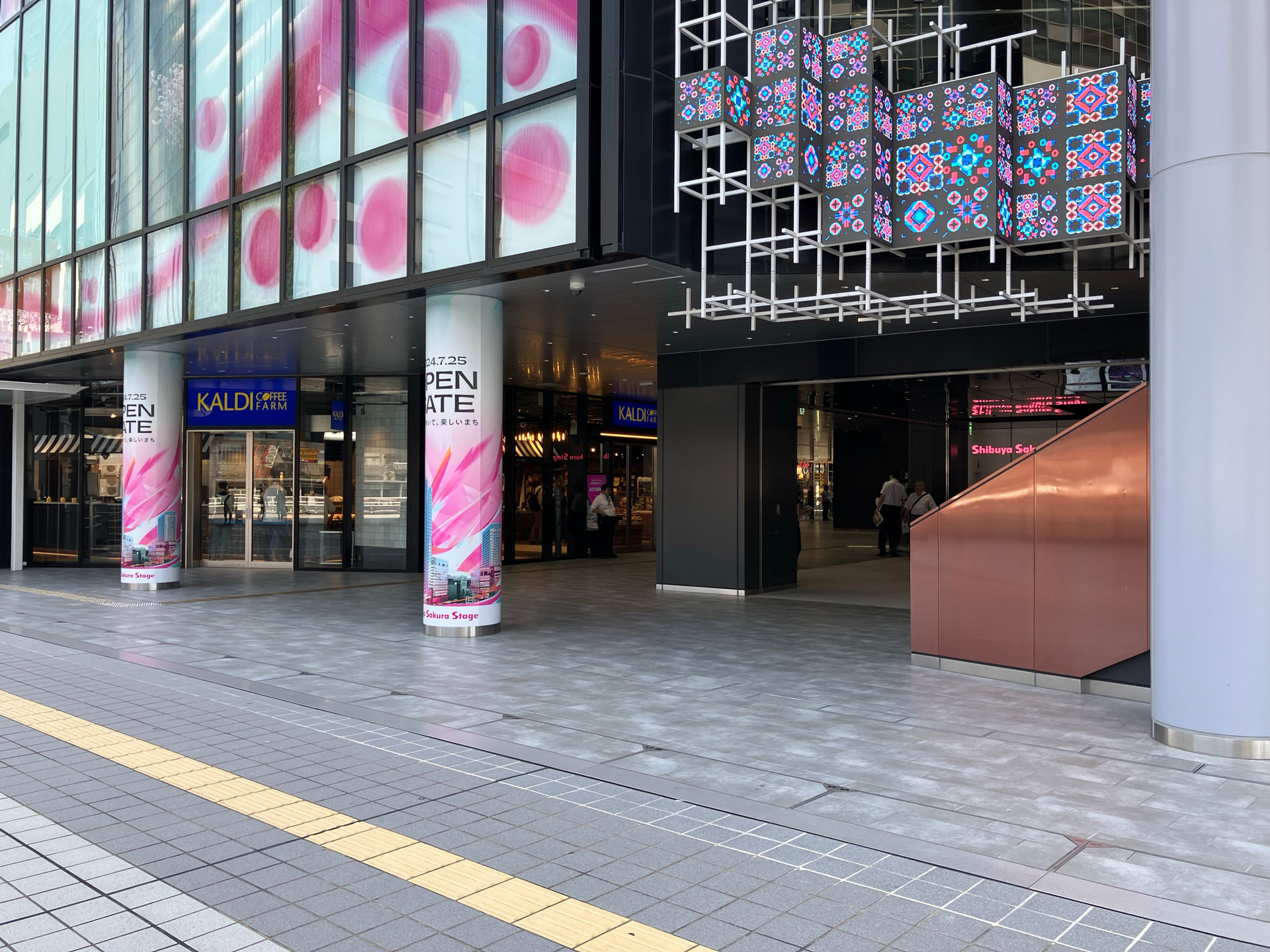 ビジネスエアポート渋谷サクラステージ エスカレーター正面の自動ドアから「渋谷サクラステージ」に入館