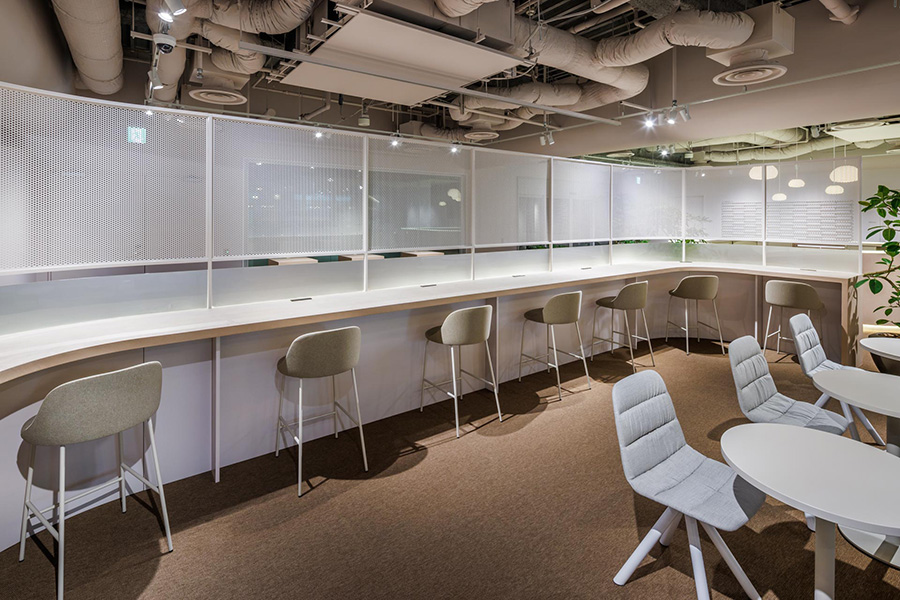 ビジネスアポート渋谷サクラステージ_併設ラウンジ内ソロワークエリア1